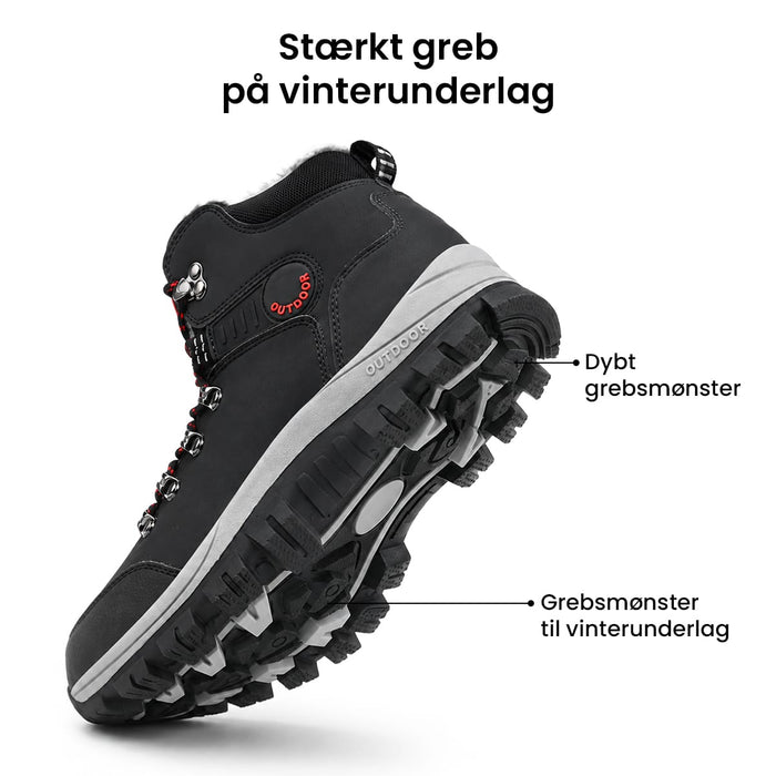 Sorte, varmforede vinterstøvler set fra siden, hvor fokus er på den kraftige gummisål med dybt mønster.