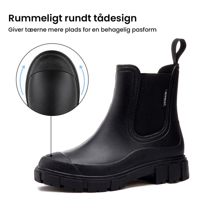 Sorte Urban nordic-støvler med rund snude og grov sål. Det indsatte billede viser støvlens brede pasform.