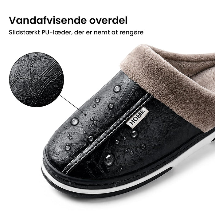 Sort indendørssko i PU-læder med foring og vanddråber. Forstørret detalje af overfladens struktur.
