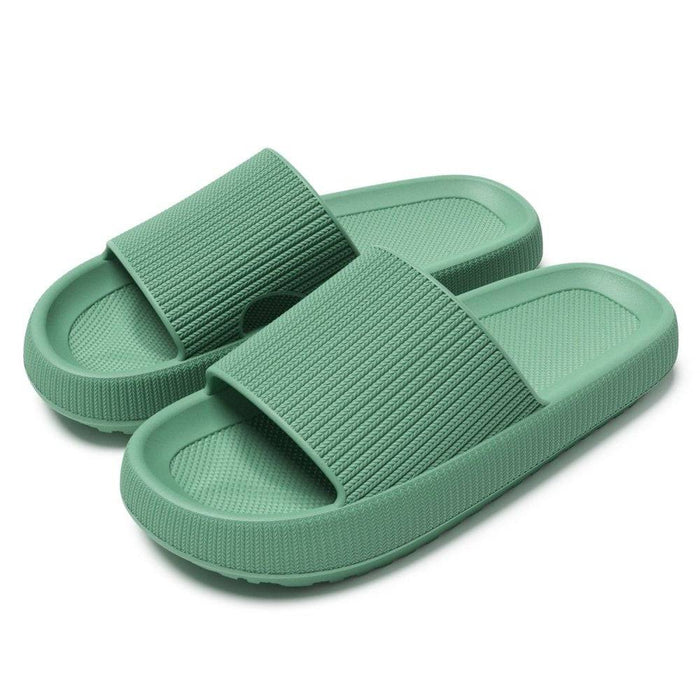 Lysegrønne hjemmesko med memory foam, skridsikker sål og brede, strukturerede remme, der giver blid støtte.