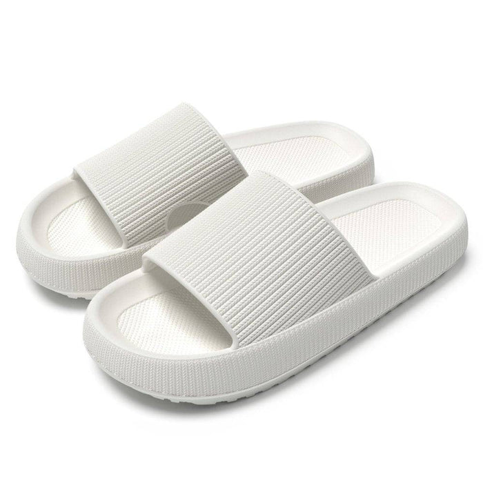 Hvide sandaler med åbent design, stødabsorberende memory foam og bløde, polstrede remme.