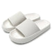 Hvide sandaler med åbent design, stødabsorberende memory foam og bløde, polstrede remme.