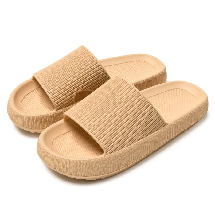 Beige, stødabsorberende hjemmesko med memory foam, skridsikker sål og brede remme, der sikrer komfort og støtte.