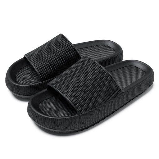 Sorte hjemmesko fra Kropsbutikken med memory foam og skridsikker sål, stødabsorberende. Foto på hvid baggrund.